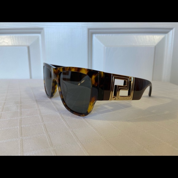 🤎💛$390. Versace 2022 Style “GRECA” Unisex Tortoise with Gold Greek Key NEW! - Picture 9 of 16
